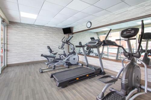 una palestra con diverse macchine cardio in una stanza di Ramada by Wyndham Tampa Westshore Airport South a Tampa