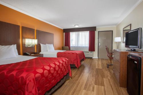 Letto o letti in una camera di Ramada by Wyndham Tampa Westshore Airport South