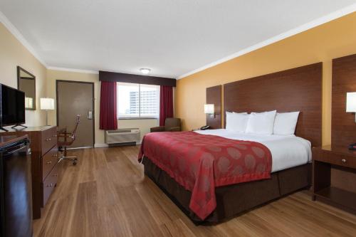 Letto o letti in una camera di Ramada by Wyndham Tampa Westshore Airport South
