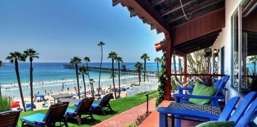 a porch with blue chairs and a view of the beach at Beachcomber Inn in San Clemente