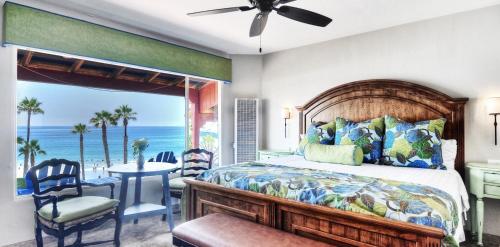 a bedroom with a bed and a view of the ocean at Beachcomber Inn in San Clemente