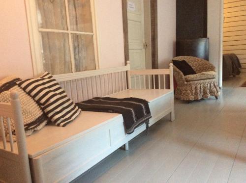 een kamer met een bed, een stoel en een raam bij Pastella in Turku
