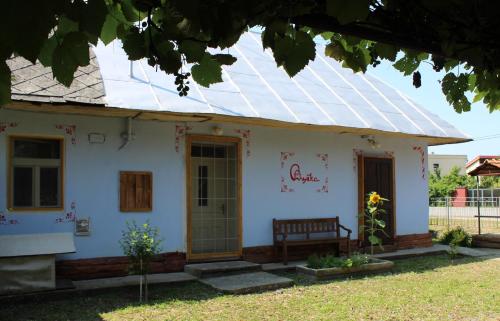 Una casa con techo solar. en Nevšední ubytování jako u babičky ve stylu 60.let, en Budkovce