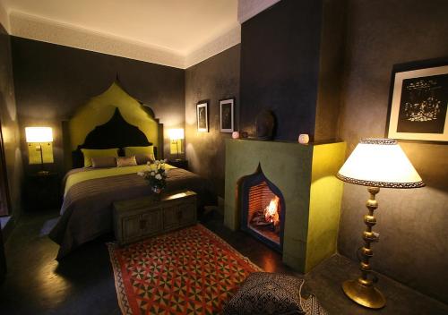 馬拉喀什的住宿－達爾貝加住宿加早餐旅館，一间卧室设有一张床和一个壁炉