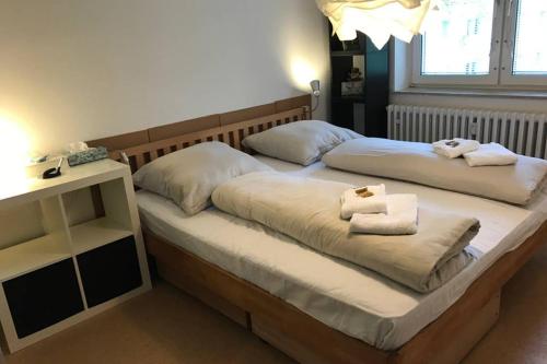 2 Betten in einem Schlafzimmer mit Handtüchern darauf in der Unterkunft bahnhofsnahe, ruhige und sonnige 2 Zimmerwohnung im Dichterviertel (bis 4 Personen) in Wiesbaden