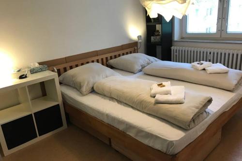 deux lits dans une chambre avec des serviettes dessus dans l'établissement bahnhofsnahe, ruhige und sonnige 2 Zimmerwohnung im Dichterviertel (bis 4 Personen), à Wiesbaden