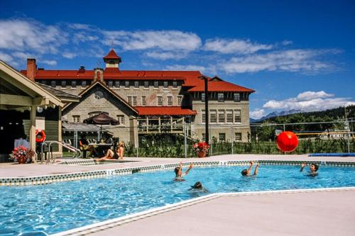 un grupo de personas en una piscina en un hotel en St. Eugene Golf Resort & Casino, en Cranbrook