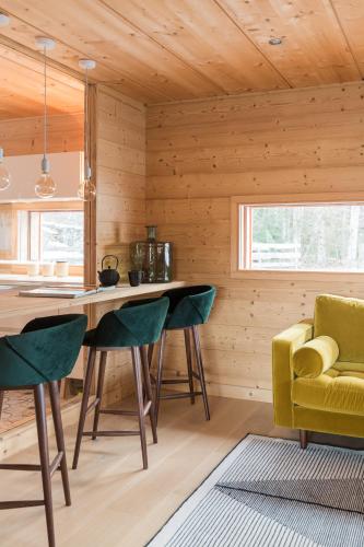 - une cuisine avec une table à manger et des chaises dans l'établissement Coco Chalet, à Arâches-la-Frasse