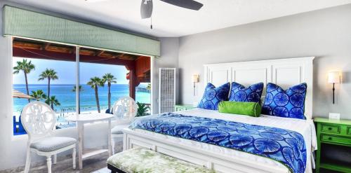 a bedroom with a bed and a view of the ocean at Beachcomber Inn in San Clemente