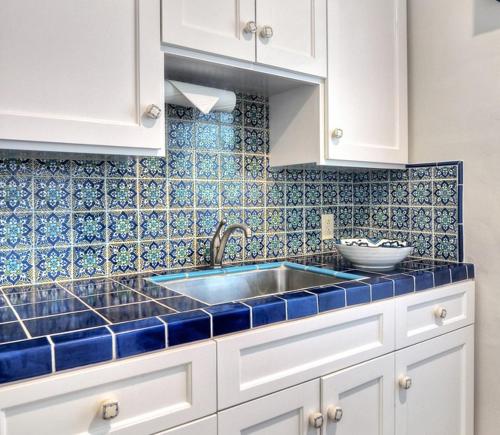 cocina con fregadero y azulejos azules en la pared en Beachcomber Inn en San Clemente