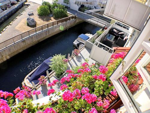 Blick auf einen Kanal vom Balkon mit Blumen in der Unterkunft 7 person holiday home in STR MSTAD in Strömstad