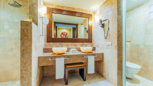 un bagno con due lavandini e un water di Barceló Maya Palace - All Inclusive a Xpu Ha