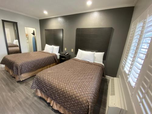 Postel nebo postele na pokoji v ubytování Budget Inn of Hayward