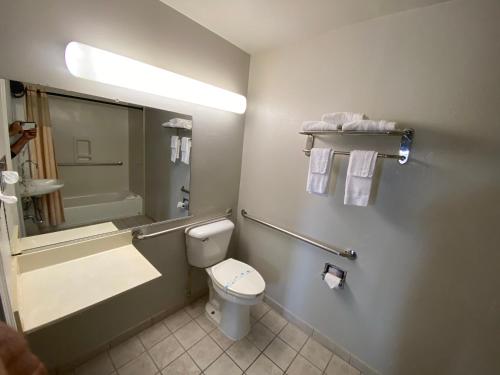 Kylpyhuone majoituspaikassa Budget Inn of Hayward
