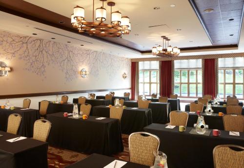 Posezení v ubytování Kimpton Riverplace Hotel by IHG