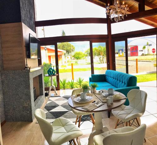 Uma área de estar em Canyons Guest House