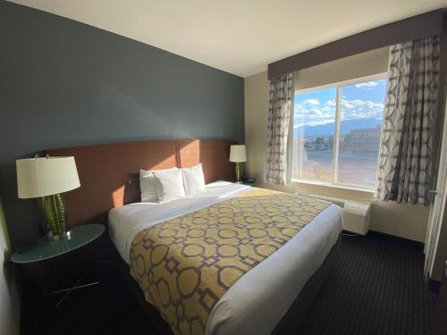 Cama ou camas em um quarto em Baymont by Wyndham Colorado Springs