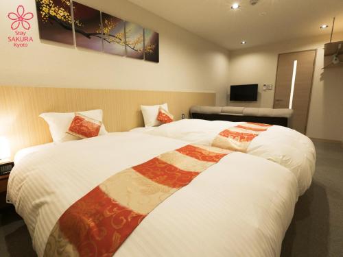 Ein Bett oder Betten in einem Zimmer der Unterkunft Stay SAKURA Kyoto Nijo Rikyu