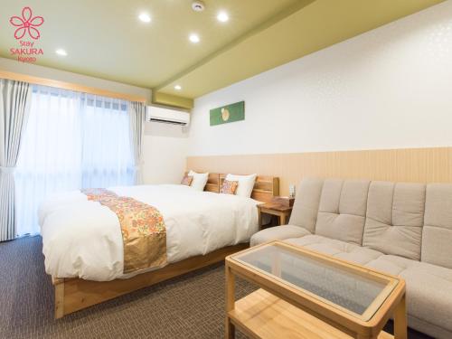 Una cama o camas en una habitación de Stay SAKURA Kyoto Gyoen East