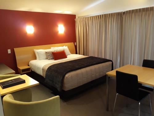 Un pat sau paturi într-o cameră la Park View Motor Lodge