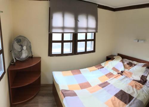 1 dormitorio con cama y ventana en Lipót Termál Camping en Lipót