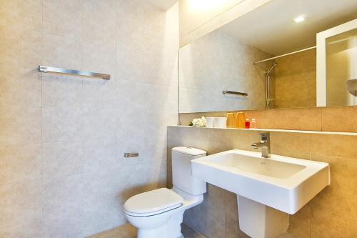 Un baño con un lavabo blanco y un inodoro. en 1Gbps Internet Apartment The Park Choeng Mon, en Koh Samui 