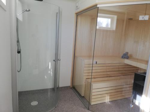 Kylpyhuone majoituspaikassa Large apartment with sauna in central Mora