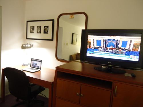 Televisyen dan/atau pusat hiburan di Maple Inn and Suites Los Banos