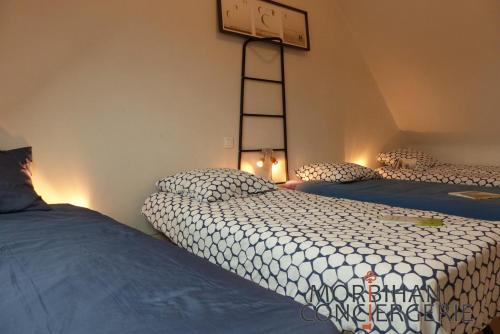 deux lits dans une chambre avec un panier de basket au mur dans l'établissement Maison contemporaine 10 pers à Saint-Pierre-Quiberon, à Saint-Pierre-Quiberon