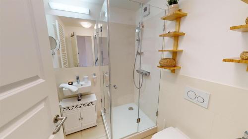 ペルツァーハケンにあるSüdkap G-05の白いバスルーム(シャワー、トイレ付)