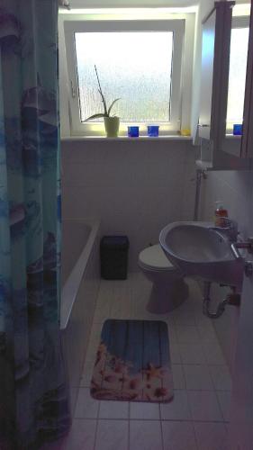 a bathroom with a tub toilet and a sink at Ferienwohnung Fusi in Amberg