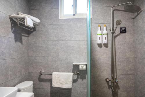 Koupelna v ubytování Holiday Hotel