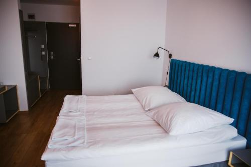 Postel nebo postele na pokoji v ubytování HOTEL Art Cafe