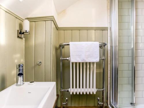 Ένα μπάνιο στο Charming Victorian House w Parking River Walks