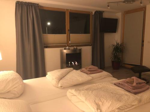 um quarto com duas camas e uma lareira em Chalet Aigle em Crans-Montana