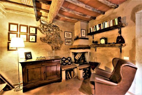a living room with a chair and a desk at Incantevole casa sul fiume, Relax e Natura ai piedi della Alpi Apuane in Massa