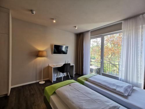 Un pat sau paturi într-o cameră la Hotel Gutsmühle