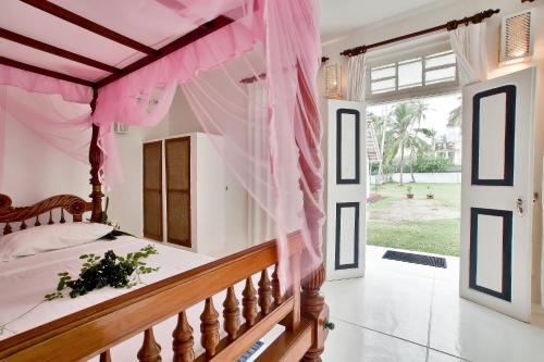 Una cama o camas en una habitación de Chitra Ayurveda