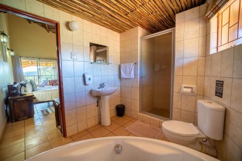 Ett badrum på Red Sands Country Lodge