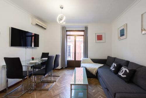 Zdjęcie z galerii obiektu Apartamentos Day Madrid BALLESTA Centro Gran Via Sol Malasaña w Madrycie