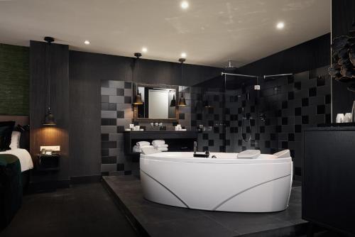 Un baño de Van der Valk Hotel Breukelen