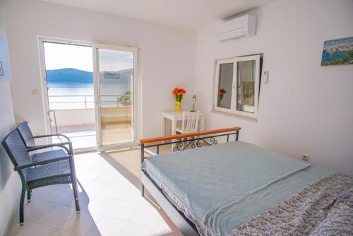 Posteľ alebo postele v izbe v ubytovaní 3 Bedroom Beach House with private sea access
