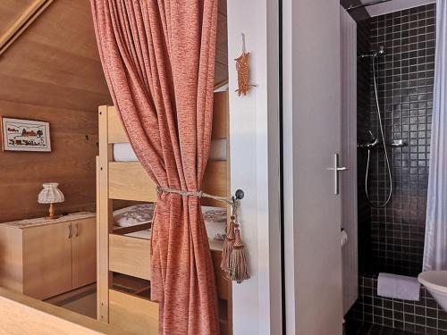 アローザにあるI dr Rehwiesa C21の二段ベッド1組、シャワーが備わる小さな客室です。