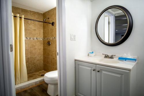 Ein Badezimmer in der Unterkunft Spinnaker Inn of Naples