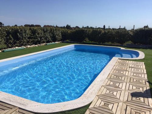 - une grande piscine bordée de chaises dans l'établissement La collina delle fonti, à Aprilia