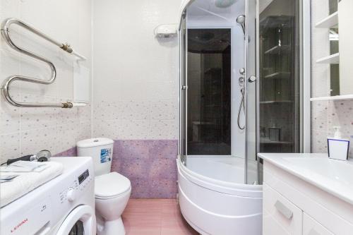 a bathroom with a shower and a toilet and a sink at Однокомнатная квартира в новостройке недалеко от Аэропорта, ЖД Вокзала in Tyumen