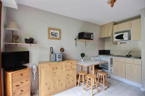 une cuisine avec une table et quelques chaises dans l'établissement STUDIO CENTRE STATION -SAINT JEAN D'AULPS STATION - 4 Personnes - PANORAMIQUE 26, à Saint-Jean-dʼAulps