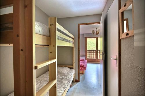 - 2 lits superposés dans une chambre avec un miroir dans l'établissement STUDIO CENTRE STATION -SAINT JEAN D'AULPS STATION - 4 Personnes - PANORAMIQUE 26, à Saint-Jean-dʼAulps