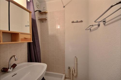 une salle de bain avec un lavabo et une douche dans l'établissement STUDIO CENTRE STATION -SAINT JEAN D'AULPS STATION - 4 Personnes - PANORAMIQUE 26, à Saint-Jean-dʼAulps