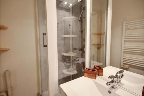 La salle de bains est pourvue d'un lavabo et d'une douche. dans l'établissement STUDIO AVEC VUE MONTAGNE -SAINT JEAN D'AULPS STATION - 4 Personnes- PIED DES PISTES 20, à Saint-Jean-dʼAulps